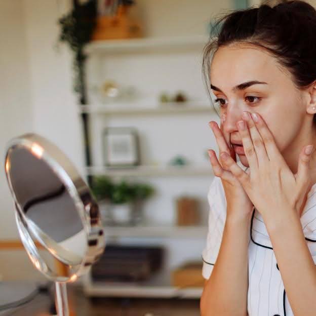 ما سبب ظهور بقع داكنة في الجسم! وكيف أتخلص منها؟